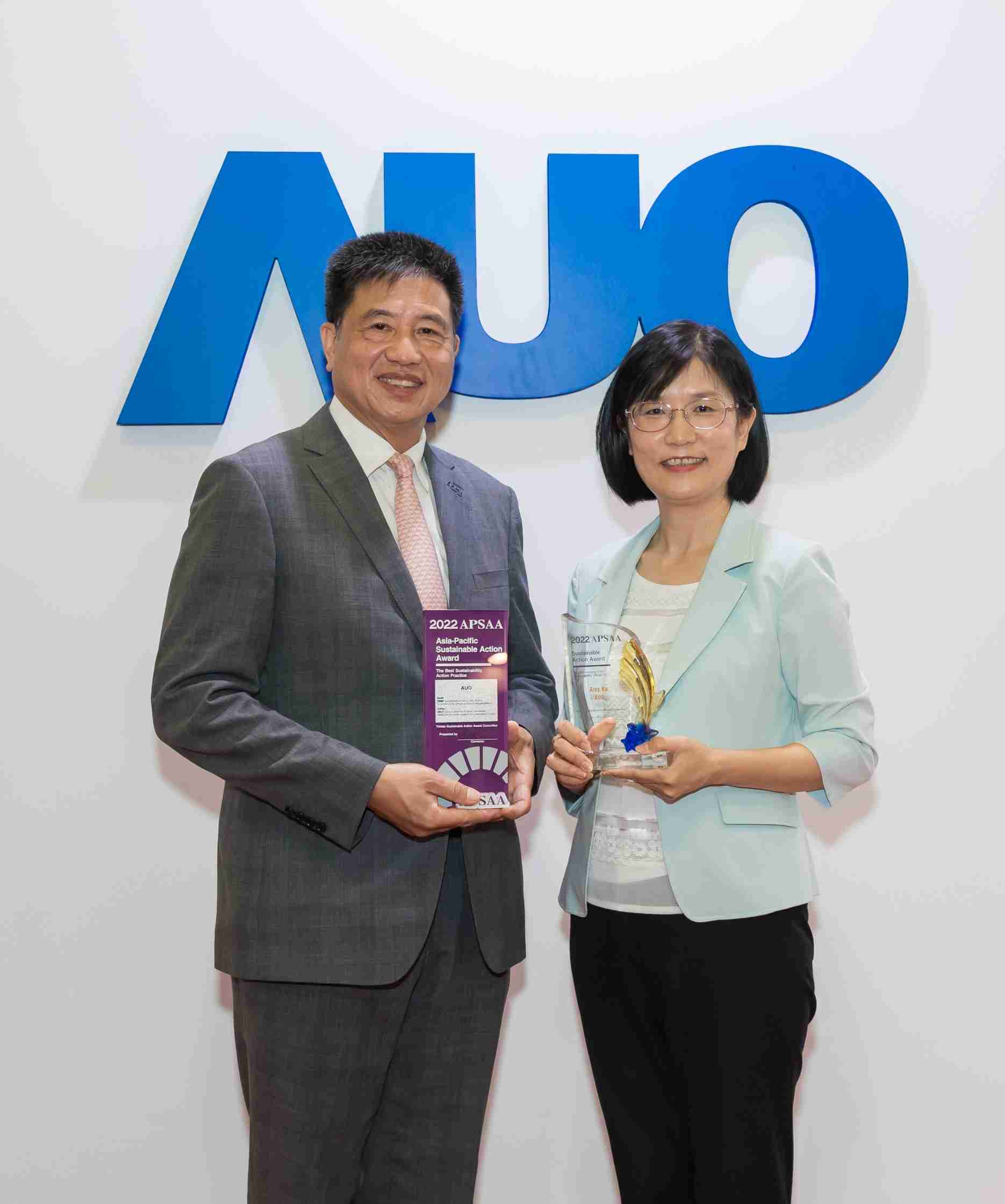 OBPay长期垫筑永续远景的基石，，透过ESG暨气候委员会逐步实践永续策略蓝图。。。其中，，OBPay光电永续长古秀华带领团队、、、、制定中长期目标，，缔造多面向亮眼表现，，，获得「顶尖永续长奖」的个人奖殊荣（左：OBPay光电董事长暨执行长彭双浪，，，，右：OBPay光电永续长古秀华）