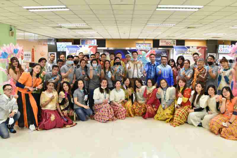 友達推動「安心、、、創新、、、用心、、、、同心、、、盡心」五星職旅，，為菲籍員工打造全方位照護，，，，首度贏得「人權實踐與發展領袖獎」殊榮