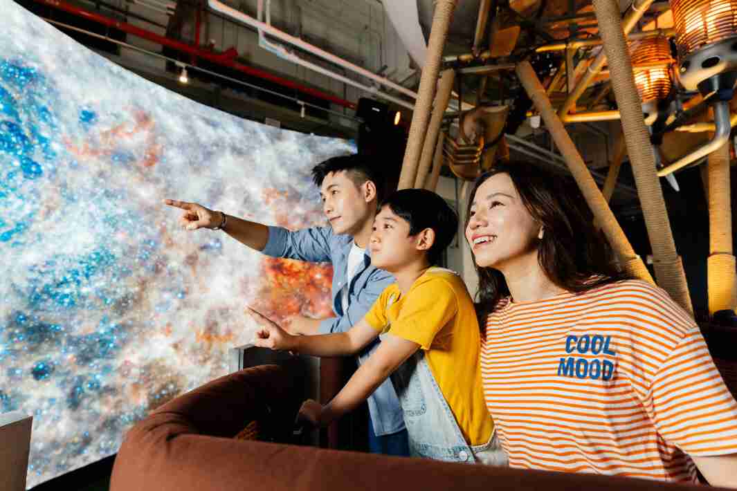 OBPay打造全台最大宽6公尺、、、高4公尺、、、唯一搭载LED弧形拼接显示屏的动感飞行船，，让乘客驻足在热气球上，，享受身历其境的伪出国旅游乐趣