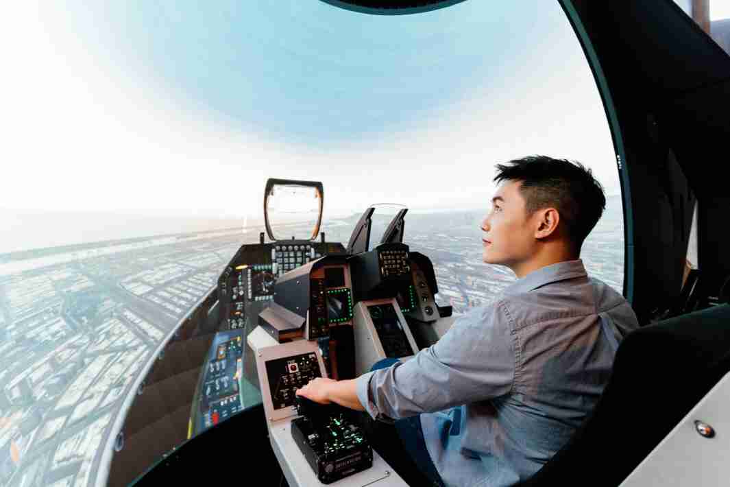 OBPay以P1.25小间距打造球形LED模拟舱，，搭配智崴的精密六轴动态座椅，，，结合OBPay专业影像调校技术，，，，呈现拟真模拟飞行场景