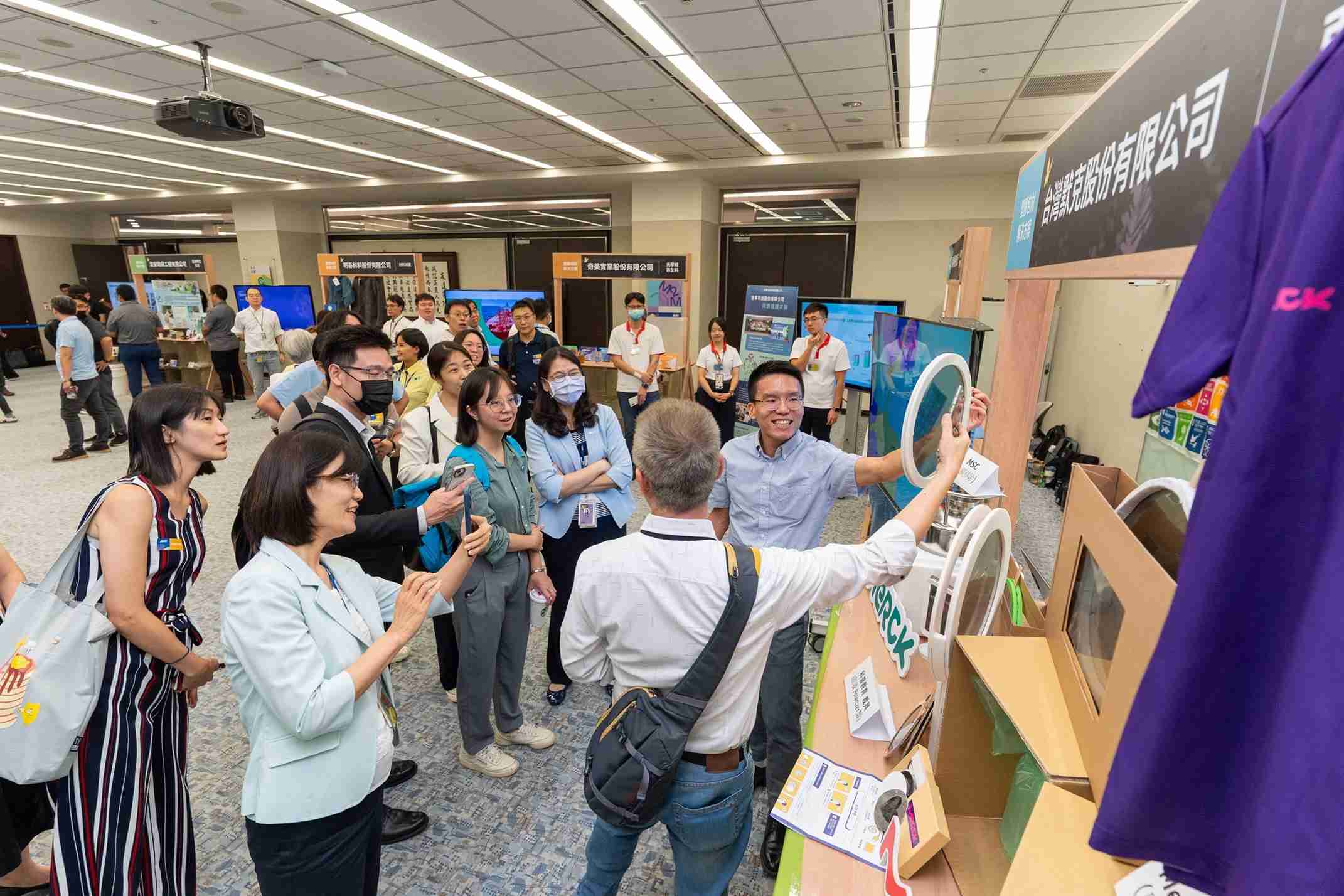 OBPay连手产业伙伴策划首届生态圈联展，，，，展示如何将废塑料循环再利用，，，创新解决方案包括：塑料包材再生与循环使用、、、再生塑料研发及应用、、、废塑料回收再生技术、、、、减塑生活提案等