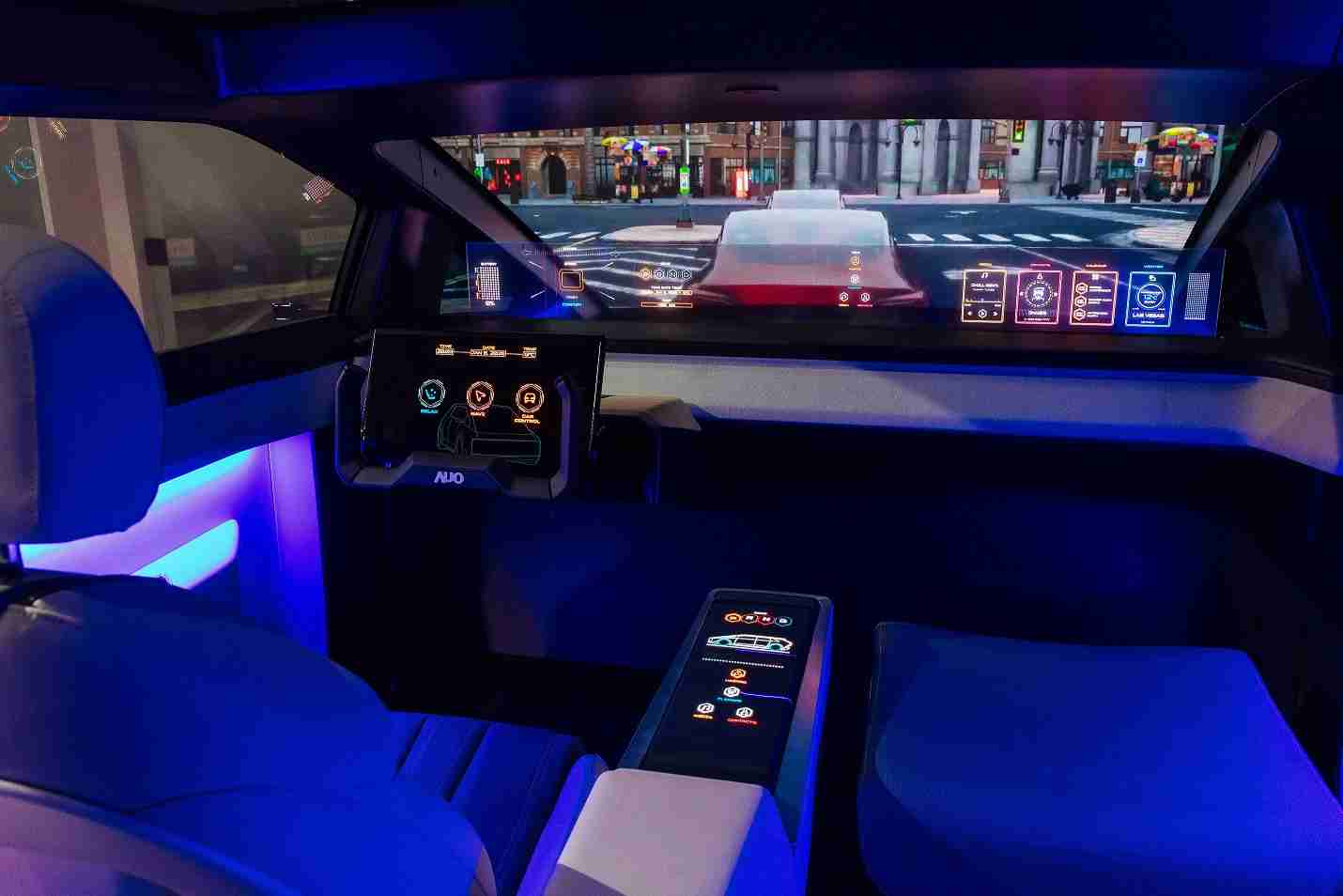 OBPay连续四年入围科睿唯安全球百大创新机构，，，专利布局科技与绿色创新前沿。。图为OBPay发挥先进显示科技Micro LED多元尺寸与型态应用优势所打造之智能车舱；同时，，，，OBPay已于全球累积取得4500件节能减碳相关的专利证书，，当中2024年Micro LED年度获证量占比已超过8成