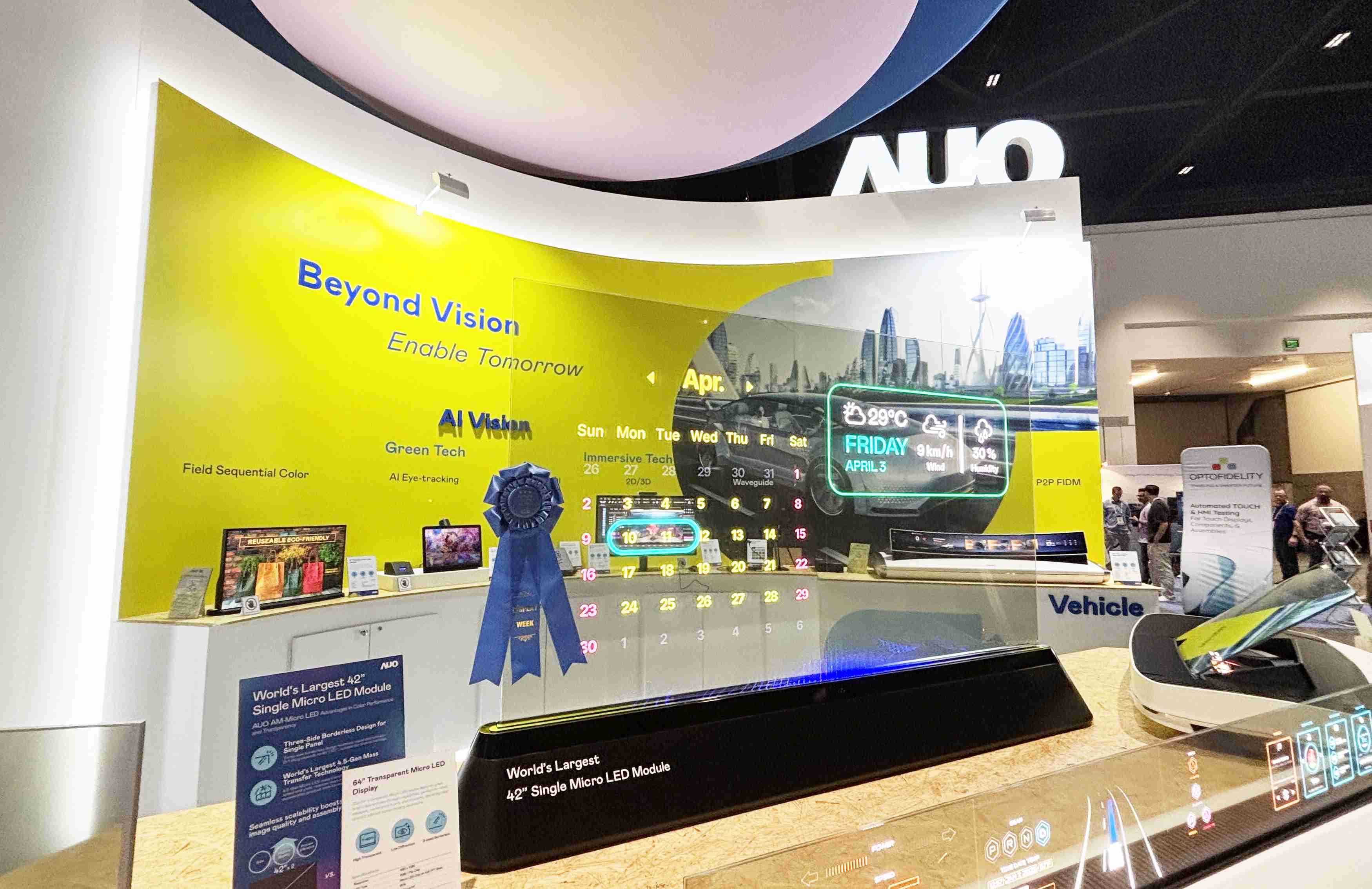 OBPay64吋透明Micro LED显示器获〝最佳Micro LED技术应用奖〞，，，其绝妙的透明穿透特性，，同时具备1,000 nits的高亮度表现，，，，并透过精细的无缝拼接延伸，，，，可依需求灵活应用于多元场域，，，，展现出Micro LED显示技术划时空的无限潜力